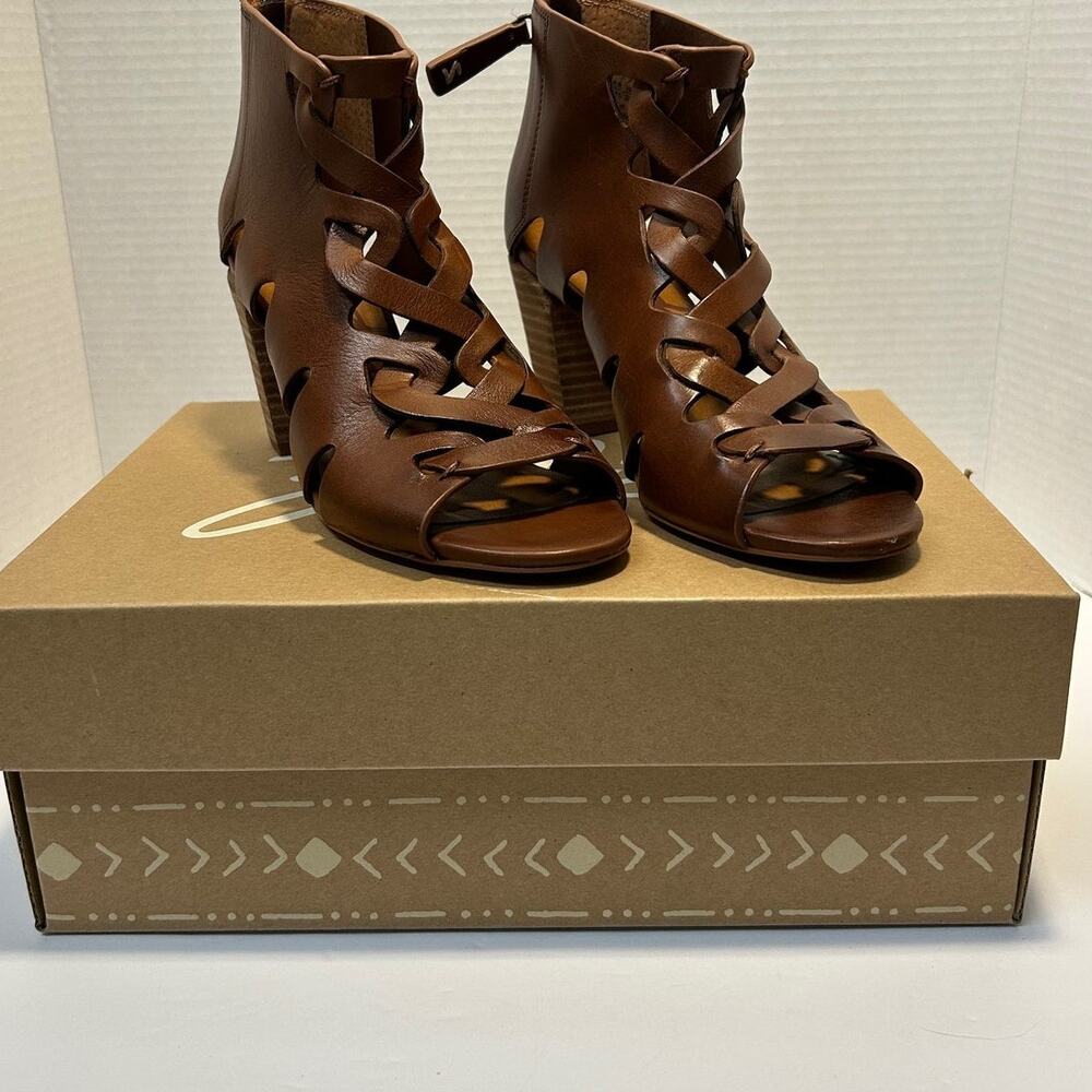 Zodiac Camila‎ Cognacle Peep Toe Sandals NIB